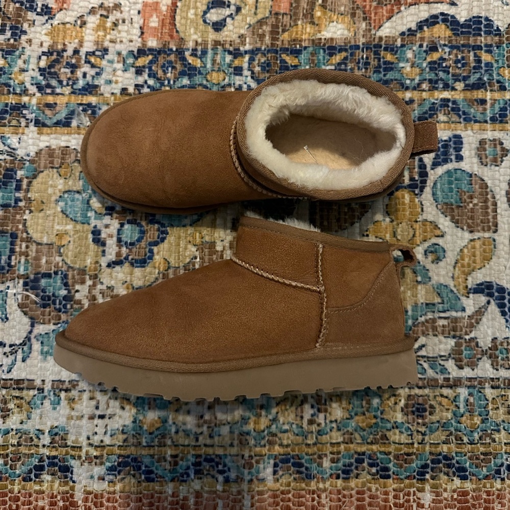 LIKE NEW Ultra Mini Uggs in Chestnut/Size 6